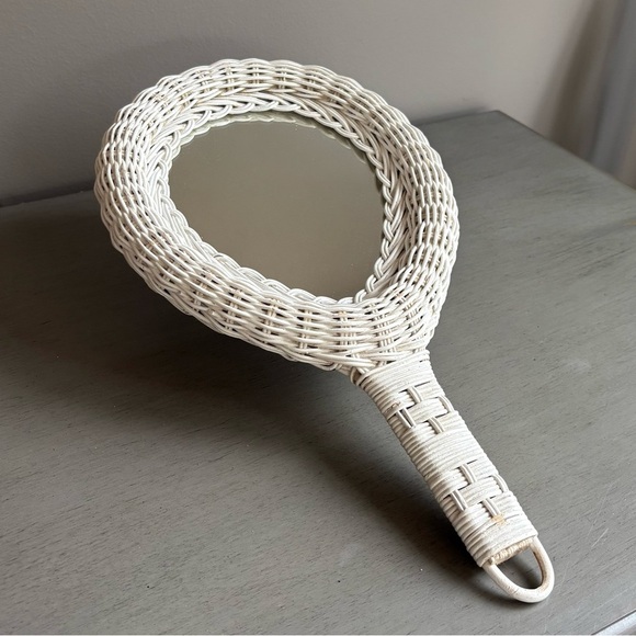 Vintage 1970s Hand Held White Wicker Vanity Mirror 14” Tear Drop Victorian Style - Picture 2 of 11